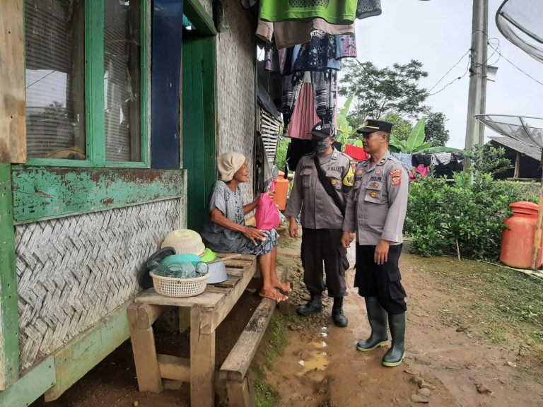 Kabid Humas Polda Jabar : Peduli Sesama, Polisi Salurkan Bansos Bagi Warga Kurang Mampu