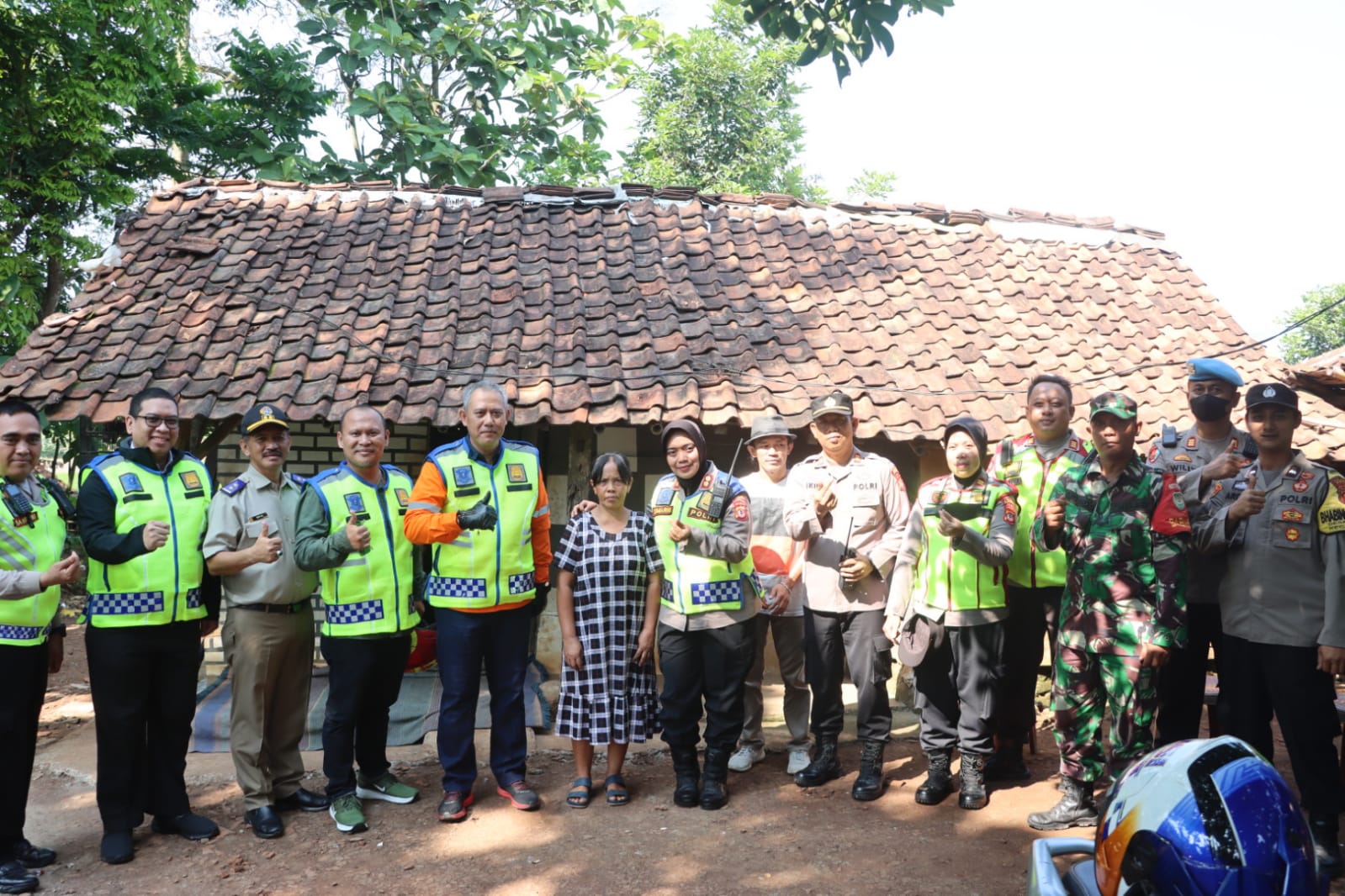 Sinergitas Kapolres Subang Dan Kepala Kantor Pertanahan Subang Di Desa ...